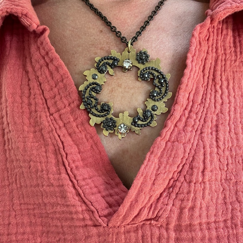 Elegant Gold and Black Pendant Necklace